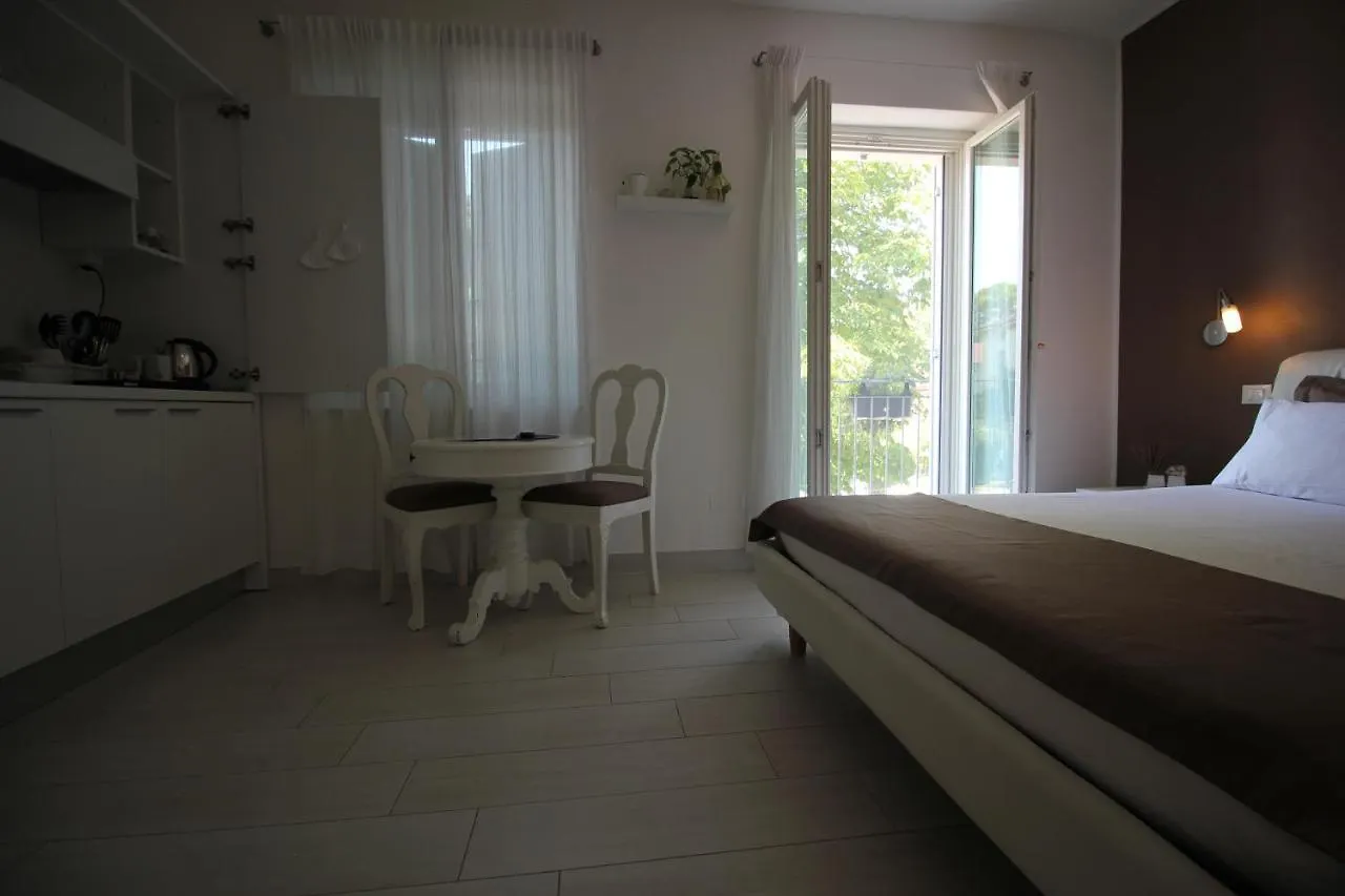 Rooms Il Punto Peschiera del Garda 2*,  Italy