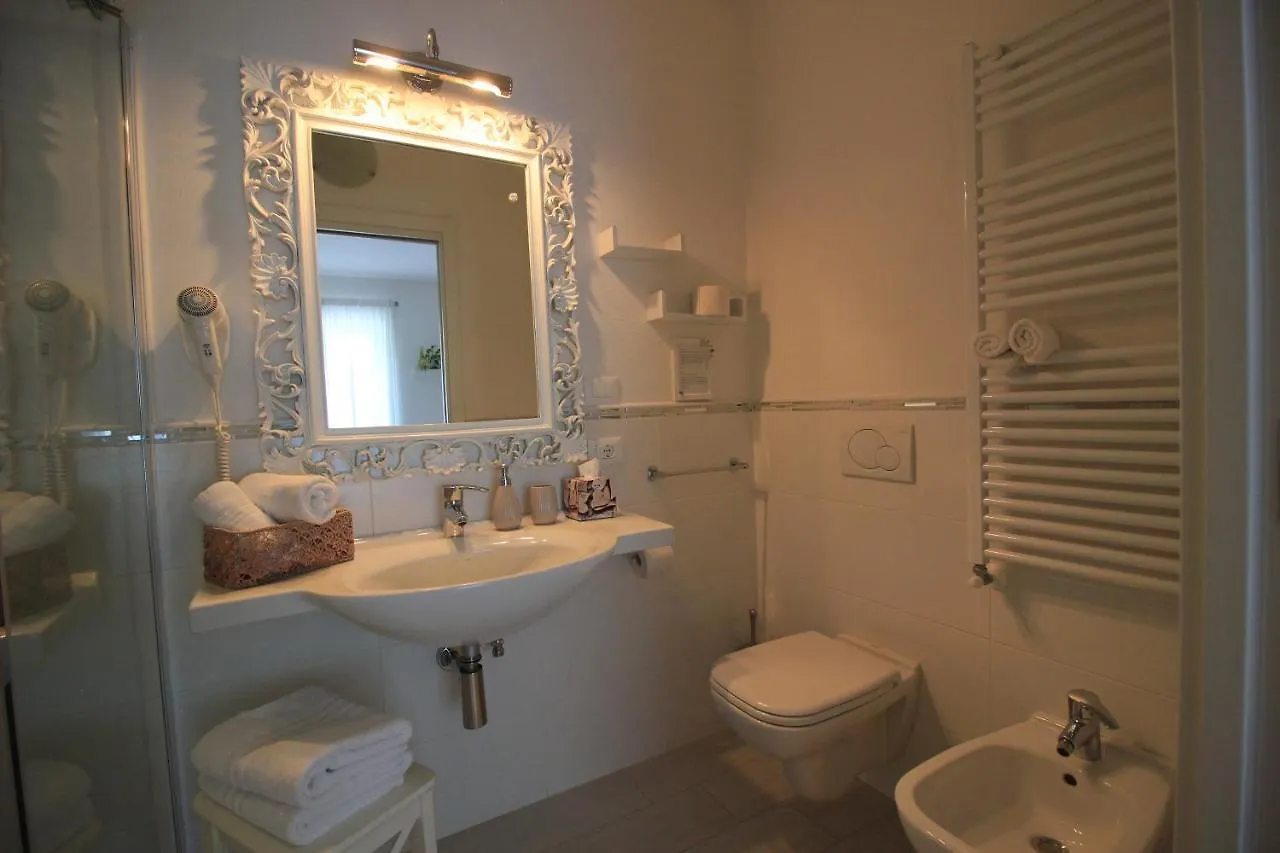 Rooms Il Punto Peschiera del Garda 2*,  Italy