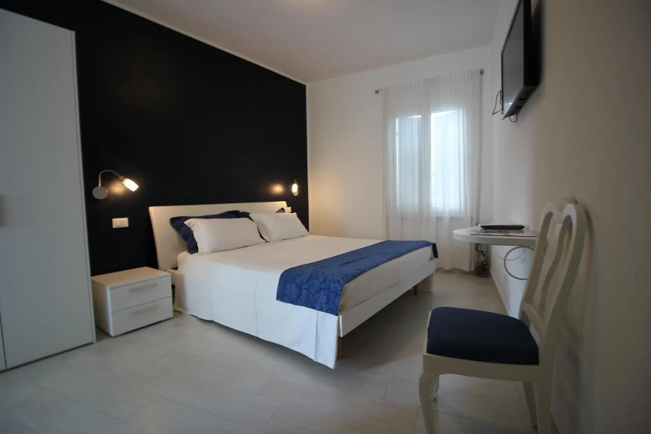 Rooms Il Punto Peschiera del Garda 2*,  Italy